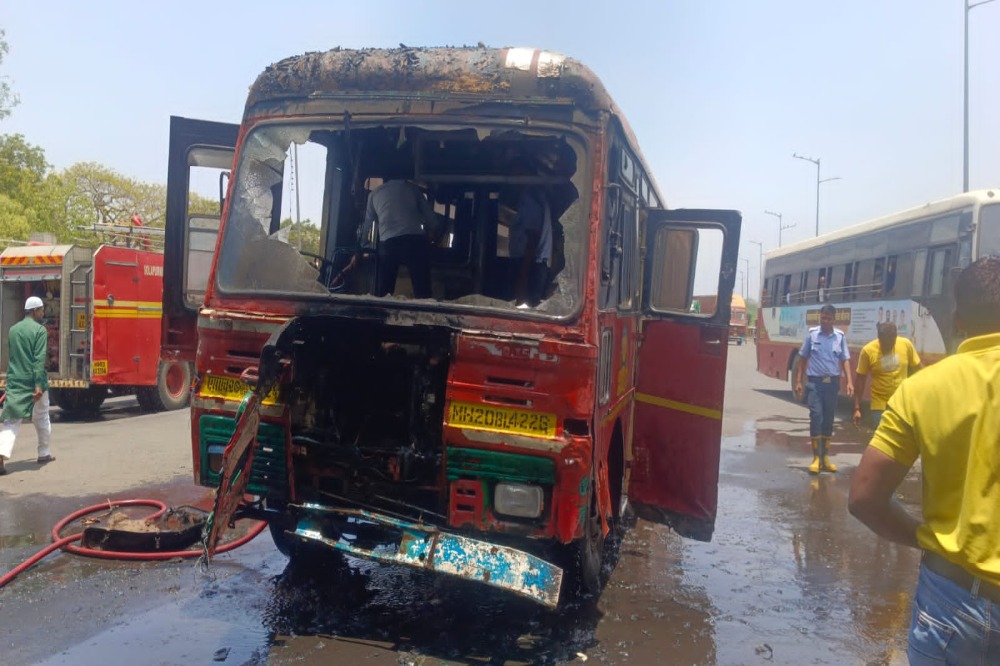 तुळजापूर रस्त्यावर एसटी पेटली